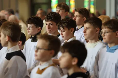 „Eucharystia powinna nas prowadzić do odkrycia kapłańskiej misji Ludu Bożego, kapłańskiej misji każdego z nas” – powiedział Biskup Rzeszowski podczas Mszy Wieczerzy Pańskiej, której przewodniczył w katedrze rzeszowskiej w Wielki Czwartek, 2 kwietnia 2026 r.
Podczas uroczystej liturgii Wielkiego Czwartku w katedrze rzeszowskiej, której przewodniczył bp Jan Wątroba, wierni zostali zaproszeni do refleksji nad tajemnicą Eucharystii, kapłaństwa oraz powołania całego Ludu Bożego do udziału w misji Chrystusa. Na zakończenie homilii biskup zachęcił do szczególnej modlitwy za kapłanów, zwłaszcza tych przeżywających trudności i kryzysy. „Panie Jezu, dobry pasterzu i towarzyszu wędrówki, dziś powierzamy Ci wszystkich kapłanów, ale zwłaszcza tych, którzy przechodzą chwilę kryzysu” – powiedział Biskup Rzeszowski. Wezwał także wspólnotę wiernych do troski o kapłanów poprzez modlitwę, życzliwość i wsparcie.
Wielkoczwartkowa liturgia w katedrze rzeszowskiej stała się nie tylko dziękczynieniem za dar Eucharystii i kapłaństwa, ale także wezwaniem do odnowienia świadomości odpowiedzialności każdego wiernego za życie Kościoła i świadectwo wiary w świecie. fot. ks. Jakub Oczkowicz
