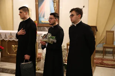 W liturgiczne wspomnienie św. Jana Apostoła (27 grudnia) w katedrze rzeszowskiej celebrowano Eucharystię, której przewodniczył bp Jan Wątroba. Mszę św. koncelebrował abp Edward Nowak, bp Edward Białogłowski, a także ok. 60 kapłanów, którzy wraz z przedstawicielami wspólnot, stowarzyszeń i instytucji modlili się w intencji Biskupa Rzeszowskiego z okazji jego imienin.
Homilię wygłosił ks. Janusz Kosior, proboszcz parafii pw. św. Jadwigi Królowej w Rzeszowie.
Na zakończenie Mszy św. bp Jan Wątroba podziękował za modlitwę i życzenia. 
fot. ks. Jakub Oczkowicz
