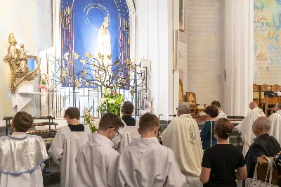 W poniedziałek 13 czerwca miało miejsce kolejne w tym roku uroczyste Nabożeństwo Fatimskie. O godz. 18.40 zostały przedstawione prośby i podziękowania do Matki Bożej Fatimskiej, w intencji których sprawowana była także Msza Święta o godz. 19.00. Eucharystii przewodniczył i homilię wygłosił ks. Tadeusz Pindara. Po Mszy Świętej ks. Tomasz Bać wraz z parafianami parafii Bożego Miłosierdzia przewodniczyli modlitwie różańcowej przy figurze Matki Bożej Fatimskiej. Nabożeństwo zakończył Apel Jasnogórski. Dziękujemy parafii pw. Matki Bożej Częstochowskiej w Rzeszowie (Drabinianka) za przygotowanie liturgii oraz parafii pw. Miłosierdzia Bożego (Biała) za prowadzenie modlitwy różańcowej. fot. Joanna Prasoł