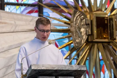 Liturgia Męki Pańskiej rozpoczęła się od procesji wejścia w zupełnej ciszy i gestu prostracji – pokornego padnięcia twarzą do ziemi głównego celebransa – Biskupa Rzeszowskiego Jana Wątroby. Drugim etapem nabożeństwa była Liturgia Słowa. Jej centrum stanowiła Męka Pańska w relacji wg św. Jana – odśpiewana przez ks. Juliana Wybrańca, kl. Dawida Piroga oraz kl. Karola Baraniewicza, z partiami tłumu wykonanymi przez Katedralny Chór Chłopięco-Męski Pueri Cantores Resovienses (tenory i basy), pod dyrekcją ks. dra Andrzeja Widaka we współpracy z Angelą Pacutą i Edytą Kotulą, dyrygentkami chóru.

W homilii bp Jan Wątroba zapraszał do odczytania na nowo sensu krzyża Jezusa i Jego Orędzia.

Trzecią częścią liturgii była adoracja krzyża. W pierwszej kolejności krzyż adorowali poprzez ucałowanie: Ksiądz Biskup, księża z Wyższego Seminarium Duchownego w Rzeszowie, księża katedralni oraz siostry zakonne. Następnie hołd krzyżowi oddali wszyscy wierni, wpatrując się w krzyż trzymany przez ks. Krzysztofa Gołąbka, proboszcza katedry.

Ostatnią częścią liturgii był obrzęd Komunii św. zakończony przeniesieniem Pana Jezusa w monstrancji do tzw. Bożego grobu. W tym roku dekoracja grobu nawiązuje do przeżywanego roku duszpasterskiego pt. „Wierzę w Kościół Chrystusowy”. Projekt autorstwa ks. Pawła Wójcika, wikariusza katedralnego, zachęca do pogłębienia relacji z Jezusem i jak wzywa napis umieszczony na grobie do „zakorzenienia w Kościele Chrystusa”.
fot. Joanna Prasoł 