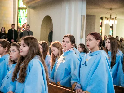 W V Niedzielę Wielkiego Postu, podczas Mszy Świętej o godz. 12:00, ks. Krzysztof Gołąbek – proboszcz naszej Katedry, przyjął do grona Liturgicznej Służby Ołtarza siedmiu nowych ministrantów. Po odpowiednim przygotowaniu, pod czujnym okiem ks. Pawła Wójcika oraz animatorów Adama i Miłosza, chłopcy otrzymali stopień ministranta choralisty – po raz pierwszy założyli kołnierzyki i otrzymali legitymacje ministranckie. To wyjątkowy moment i ogromna radość dla naszej wspólnoty! Podczas Mszy Świętej zaśpiewała Dziewczęca Schola Katedralna. Serdecznie gratulujemy chłopcom odwagi oraz życzymy wytrwałości w tej pięknej służbie przy Ołtarzu Pana Jezusa. Jeśli chcesz dołączyć do grona ministrantów – serdecznie zapraszamy! Zainteresowanych prosimy o kontakt z ks. Pawłem Wójcikiem.
fot. Antoni Ważny