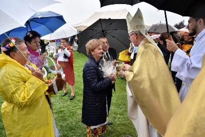 W niedzielę 29 sierpnia 2021 r. w Parku Papieskim w Rzeszowie odbyły się Dożynki Diecezjalne. Mimo deszczowej pogody do Parku Papieskiego przyjechało 57 delegacji z parafii diecezji rzeszowskiej z 65 wieńcami. Tegoroczną obsługę dożynek, w tym przygotowanie liturgii, zapewnili wierni i duszpasterze z dekanatu Rzeszów Wschód. Przed Mszą św. członkowie Stowarzyszenia Przyjaciół Ziemi Słocińskiej zaprezentowali program słowno-muzyczny. Podczas Mszy św. wystąpił chór z parafii św. Rocha w Rzeszowie pod dyrekcją Krzysztofa Husa oraz Gminna Orkiestra Dęta z Krasnego. Przed rozpoczęciem Mszy św. ks. Jerzy Uchman, diecezjalny duszpasterz rolników, przywitał przybyłych do Rzeszowa rolników, ogrodników, sadowników i pszczelarzy, wśród nich starostów dożynek: Marka Leśniewskiego i Teresę Kilar z parafii św. Rocha w Rzeszowie. Mszy św. przewodniczył bp Jan Wątroba. W koncelebrze uczestniczył bp Kazimierz Górny, ks. Wiesław Szurek oraz blisko dwudziestu księży. W długiej procesji z darami do ołtarza podeszły delegacje wszystkich obecnych parafii przynosząc chleby, wino, miód i owoce. Na zakończenie liturgii Biskup Rzeszowski pobłogosławił przyniesione płody ziemi. Po błogosławieństwie poszczególne delegacje, przedstawiane przez ks. Rafała Flaka, dyrektora Wydziału Duszpasterskiego Kurii Diecezjalnej w Rzeszowie, zaprezentowały swoje wieńce.  Fot. ks. Tomasz Nowak