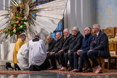 6 kwietnia 2023 r. o godz. 18.00 w Katedrze Rzeszowskiej rozpoczęła się Msza Wieczerzy Pańskiej, której przewodniczył bp Jan Wątroba. W koncelebrze uczestniczyli głównie księża z Parafii Katedralnej i z Wyższego Seminarium Duchownego w Rzeszowie. Po Komunii św. Najświętszy Sakrament przeniesiono do kaplicy adoracji zwanej "ciemnicą" przygotowaną w dolnym kościele Katedry. Podczas liturgii śpiewał Katedralny Chór Chłopięco-Męski "Pueri Cantores Resovienses" pod dyrekcją Edyty Kotuli oraz Angeli Pacuty.
fot. Joanna Prasoł