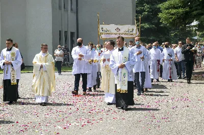 W uroczystość Najświętszego Ciała i Krwi Chrystusa Mszy Świętej w naszej Katedrze przewodniczył ks. proboszcz Krzysztof Gołąbek. Homilię wygłosił ks. Julian Wybraniec - wikariusz katedralny. Po zakończeniu liturgii wyruszyła procesja eucharystyczna do czterech ołtarzy rozmieszczonych wokół Katedry. W roku setnej rocznicy urodzin św. Jana Pawła II każdy z ołtarzy zawierał wizerunek Ojca Świętego i hasła inspirowane encykliką papieża pt. „Ecclesia de Eucharistia”: „Eucharystia sercem świata”, „Żyjemy dzięki Eucharystii”, „Eucharystia tworzy wspólnotę” i „Eucharystia bramą do nieba”. 