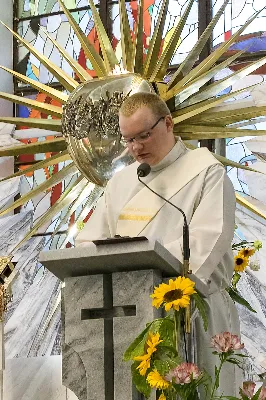 W poniedziałek 13 lipca przeżywaliśmy uroczyste Nabożeństwo Fatimskie. Naszym modlitwom przewodniczył o. Sebastian Chmiel, misjonarz kombonianin. O godz. 18.40 zostały przedstawione prośby i podziękowania do Matki Bożej Fatimskiej, w intencji których sprawowana była także Msza Święta. Po Mszy Świętej wyruszyła procesja z figurą Matki Bożej. Nabożeństwo zakończył Apel Jasnogórski. fot. Joanna Prasoł