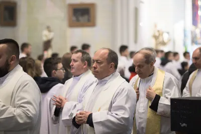 W Wielki Czwartek o godz. 10.00 w naszej Katedrze bp Jan Wątroba przewodniczył Mszy Krzyżma. Jest ona wyrazem jedności i wspólnoty duchowieństwa diecezji. Podczas tej Mszy Świętej biskup poświęcił olej chorych, katechumenów oraz olej krzyżma. Księża koncelebrujący z biskupem Eucharystię odnowili przyrzeczenia kapłańskie.
W koncelebrze wzięli udział bp Kazimierz Górny, bp Edward Białogłowski oraz 204 kapłanów z całej diecezji. W Eucharystii wzięli również udział licznie zebrani ministranci, lektorzy, animatorzy, ceremoniarze, członkowie scholi parafialnych i dziewczęcej służby maryjnej.
Podczas Mszy Świętej zaśpiewał chór Wyższego Seminarium Duchownego pod dyrekcją ks. dra Andrzeja Widaka. Przy organach zasiadł ks. Julian Wybraniec.
Fot. Małgorzata Ryndak