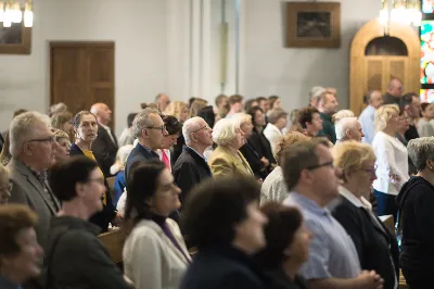 26 maja dla parafii katedralnej w Rzeszowie był szczególnym dniem dziękczynienia za dar kapłaństwa i znakiem obecności Maryi. W tym dniu parafianie przywitali peregrynującą w diecezji rzeszowskiej figurę Matki Bożej Fatimskiej i modlili się z księżmi, którzy obchodzili 10. rocznicę swoich święceń prezbiteratu.
Przed rozpoczęciem uroczystej Eucharystii pod przewodnictwem bpa Kazimierza Górnego, wierni zgromadzeni w świątyni przywitali figurę Matki Bożej Fatimskiej. O godz. 18.00 rozpoczęła się Msza Święta koncelebrowana przez 15 kapłanów wyświęconych 26 maja 2012 r. i sprawowana jako dziękczynienie za dar powołania do kapłaństwa. Bp Kazimierz w homilii przywołał wspomnienia z tego dnia, kiedy diecezja rzeszowska wzbogaciła się o nowych księży, którzy po raz pierwszy celebrowali z nim Eucharystię. Podkreślił także znaczenie codziennej kapłańskiej posługi, która wymaga trudu i poświęcenia w imię Chrystusa. Jubileusz 10-lecia kapłaństwa obchodzili: ks. Wojciech Chrostowski pochodzący z Gorlic (Fara), ks. Mirosław Dziadosz z Jasła (Chrystusa Króla), ks. Paweł Gąsior z Rożnowic, ks. Damian Jacek z Czudca, ks. Mirosław Kardaś ze Strzyżowa (św. J.S. Pelczara), ks. Tomasz Kołodziej z Trzebosi, ks. Filip Mikuła z Rzeszowa (Katedra), ks. Mateusz Mycek z Sędziszowa Małopolskiego (Fara), ks. Marcin Pokrywka z Przeworska (Ojcowie Bernardyni, diec. przemyska), ks. Nikodem Rybczyk z Gorlic (Fara), ks. Tomasz Ryczek z Turzy (diec. tarnowska), ks. Paweł Sikora z Rzeszowa (Zwięczyca – św. Józefa), ks. Krzysztof Wilczkiewicz z Gorlic (Glinik), ks. Tomasz Wójcik z Niewodnej oraz ks. Julian Wybraniec z Rzeszowa (św. Rocha). Po Mszy Świętej odśpiewano Litanię Loretańską przy wystawionym Najświętszym Sakramencie, po czym miała miejsce adoracja prywatna do godz. 20.30. Następnie odmówiono radosną część różańca i odśpiewano Apel Jasnogórski. Także przez kolejny dzień wierni mogli zawierzać swoje intencje Maryi w kolejnych częściach modlitwy różańcowej. W piątek po Mszy Świętej wieczornej figurę Matki Bożej przekazano do parafii Opatrzności Bożej w Rzeszowie. 
Peregrynacja figury Matki Bożej Fatimskiej w diecezji rzeszowskiej odbywa się z okazji 30. rocznicy powstania diecezji. Od 25 marca 2022 figura Matki Bożej Fatimskiej jest przekazywana do poszczególnych parafii diecezji i połączona z adoracją Najświętszego Sakramentu. 
Angelika Karnasiewicz, fot. Małgorzata Ryndak