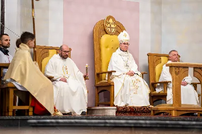 „Nasza wdzięczność jest szczególna wobec osób konsekrowanych za ich czytelne świadectwo wiary i za to, że żyjąc wiarą na co dzień ukazują chrystusowy styl życia” – mówił biskup Jan Wątroba podczas Mszy św. w katedrze rzeszowskiej w święto Ofiarowania Pańskiego. W Eucharystii, z okazji swojego święta patronalnego, uczestniczyły osoby konsekrowane posługujące w diecezji rzeszowskiej.
Mszy św. w katedrze rzeszowskiej przewodniczył bp Jan Wątroba, który modlił się w intencji osób konsekrowanych, przeżywających w święto Ofiarowania Pańskiego (02.02.) swoje święto patronalne. Eucharystię koncelebrował ks. Stanisław Kamiński, wikariusz biskupi ds. zakonnych, a także 9 kapłanów.
Na początku Mszy św. ks. Stanisław Kamiński powitał zebranych i wprowadził w przeżywaną liturgię. Następnie odbył się obrzęd błogosławieństwa świec i procesja z dolnego kościoła do głównej części katedry rzeszowskiej
Homilię wygłosił bp Jan Wątroba, który w pierwszej części, odnosząc się do przeżywanego święta, nawiązał do postawy Matki Najświętszej i św. Józefa. „Maryja uczy nas, że wierność Bogu oznacza wypełnianie prawa Bożego. Ona wypełniła wszystko bez wyjątku. Choć sama nie potrzebowała oczyszczenia, pozostała jednak posłuszna prawu. Skromna, prosta, uboga kobieta, poddana Bogu. W postawie Maryi i Józefa można dostrzec piękną lekcję dla rodziców i wychowawców. Rodzice powinni przedstawiać, czyli zawierzać swoje dzieci Panu Bogu. To jest gest wdzięczności wobec Stwórcy, a także znak wielkiej pokory wobec niełatwej misji rodzicielskiej i wychowawczej. Pełny rozwój człowieka dokonuje się dzięki Bożej łasce, a rodzice powinni się czuć narzędziem Bożej łaski, dlatego powinni często błogosławić swoje dzieci, modlić się za nie i z nimi oraz wciąż na nowo zawierzać je Panu Bogu” – mówił bp Wątroba.
Biskup Rzeszowski odnosząc się do obchodzonego Dnia życia konsekrowanego powiedział: „Trzy elementy wspólnoty: słowo, wierność i otwarcie na Ducha Świętego stanowią istotę życia każdej osoby konsekrowanej. Rozważać słowo Boże, trwać wiernie na modlitwie i być otwartym na to, co Duch Święty chce nam powiedzieć, to wypełnić powołanie do życia konsekrowanego, a jednocześnie wyznać wiarę w Kościół Chrystusowy. Nasza wdzięczność jest szczególna wobec osób konsekrowanych za ich czytelne świadectwo wiary i za to, że żyjąc wiarą na co dzień ukazują chrystusowy styl życia. Towarzyszą nam przez swoją pełną zatroskania miłosierną obecność, ale także przez milczącą obecność przepełnioną modlitwą w intencjach Kościoła, świata, a także poszczególnych osób i wspólnot”.
Po homilii osoby konsekrowane zgromadzone w katedrze odnowiły swoje przyrzeczenia.
Na zakończenie liturgii s. Agata Jakieła CSFN, referentka diecezjalna ds. życia konsekrowanego, podziękowała bp. Janowi Wątrobie za przewodniczenie liturgii i modlitwę w intencji osób życia konsekrowanego.
W Eucharystii w rzeszowskiej katedrze uczestniczyło prawie 100 osób życia konsekrowanego, a pośród nich ojcowie i bracia zakonni, siostry zakonne, wdowy i dziewice konsekrowane oraz członkowie instytutów świeckich. Śpiewy podczas liturgii wykonała Katedralna Schola Liturgiczna pod dyrekcją ks. Juliana Wybrańca, a przy organach zasiadł katedralny organista – Wiesław Siewierski. 

fot. Jola Warchoł
