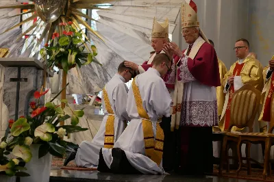 „Na swoje życie i swoje kapłaństwo trzeba popatrzeć w świetle Bożej miłości. Inaczej go nie pojmiemy ani my, ani ci, którzy będą na nas patrzeć” – mówił bp Jan Wątroba podczas Mszy św. z udzieleniem święceń prezbiteratu. 4 czerwca 2022 r. w kościele katedralnym jedenastu diakonów diecezji rzeszowskiej przyjęło sakrament kapłaństwa.
Do grona neoprezbiterów diecezji rzeszowskiej należą: ks. Sebastian Bełz z parafii w Nienadówce, ks. Krzysztof Lampart z parafii w Rudnej Wielkiej, ks. Mateusz Łachmanek z parafii w Lipinkach, ks. Karol Migut z parafii w Jasionce, ks. Marcin Murawski z parafii katedralnej w Rzeszowie, ks. Adrian Pazdan z parafii w Zagorzycach, ks. Tomasz Sienicki z parafii w Bieździedzy, ks. Dominik Świeboda z parafii w Palikówce, ks. Piotr Wąsacz z parafii bł. Władysława Findysza w Rzeszowie, ks. Mateusz Wojtuń z parafii w Święcanach oraz ks. Wiktor Zoła z parafii w Cieklinie.
Mszy św. przewodniczył i święceń udzielił bp Jan Wątroba. Eucharystię koncelebrowało około osiemdziesięciu księży, m.in: przełożeni Wyższego Seminarium Duchownego w Rzeszowie oraz proboszczowie i wikariusze z parafii rodzinnych neoprezbiterów. W Mszy św. uczestniczył abp Edward Nowak, bp Kazimierz Górny i bp Edward Białogłowski.
Zebranych w kościele katedralnym powitał ks. Krzysztof Gołąbek, proboszcz parafii.
W homilii bp Jan Wątroba nawiązał do słów z Ewangelii według św. Jana w których Chrystus tłumaczy co to znaczy być dobrym pasterzem. „Być kapłanem w Kościele Chrystusowym to znaczy mieć udział w Jego pasterskiej misji i stale upodabniać się do Dobrego Pasterza, który zna owce, karmi je, broni i jest gotów oddać życie dla ich dobra” – mówił hierarcha.
Po homilii odbył się obrzędy święceń: przyrzeczenie czci i posłuszeństwa Biskupowi Ordynariuszowi, Litania do Wszystkich Świętych podczas której kandydaci leżeli krzyżem, nałożenie rąk, modlitwa święceń oraz namaszczenie rąk krzyżmem i wręczenie chleba i wina. Podczas Liturgii Eucharystycznej nowo wyświęceni po raz pierwszy wyciągnęli dłonie nad chlebem i winem wypowiadając słowa konsekracji.
Na zakończenie Mszy św. ks. Tomasz Sienicki, podziękował w imieniu nowo wyświęconych wszystkim, którzy przyczynili się do przygotowania ich do kapłaństwa. Słowa wdzięczności, m.in. przełożonym Wyższego Seminarium Duchownego w Rzeszowie i rodzicom neoprezbiterów, wypowiedział bp Jan Wątroba. 
W drodze do zakrystii neoprezbiterzy zatrzymali się przy figurze Matki Bożej Fatimskiej zawierzając swoje kapłaństwo Matce Bożej.
W niedzielę, 5 czerwca, w Uroczystość Zesłania Ducha Świętego, neoprezbiterzy będą sprawować w swoich rodzinnych parafiach uroczyste Msze św. prymicyjne, a w najbliższych tygodniach otrzymają skierowania do parafii.

Fot. ks. Jakub Nagi oraz biala-wrona.pl
