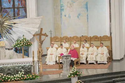 W kościele katedralnym w Rzeszowie bp Jan Wątroba przewodniczył Mszy św., która zainaugurowała fazę diecezjalną ogólnokościelnego synodu biskupów, który przebiega pod hasłem “W stronę Kościoła synodalnego. Komunia. Uczestnictwo. Misja”. W Eucharystii uczestniczył również bp Kazimierz Górny, kapłani odpowiedzialni za poszczególne duszpasterstwa w diecezji, siostry zakonne i świeccy.  Przed rozpoczęciem Eucharystii, ks. dr Rafał Flak, który jest dyrektorem wydziału duszpasterskiego, a także diecezjalnym koordynatorem synodu, wyjaśnił wiernym zebranym w katedrze czym jest rozpoczęty synod i jaka jest jego problematyka oraz jakie są oczekiwania Ojca Świętego, który zainicjował to wydarzenie.  “Synod jest synodem o tym, jaki teraz jest Kościół, jak bardzo jest prawdziwą wspólnotą i co możemy zrobić, żeby bardziej spełniał swoją misję. Synod ma tworzyć przestrzeń do wspólnej modlitwy i rozmowy oraz skłonić do zastanowienia się, jak wygląda nasze “podążanie razem”, bo to jest znaczenie terminu “synod”. Co jest w nim wyjątkowe? Że nie jest synodem wyłącznie biskupów, ale wszystkich wiernych” – podkreślał ks. Flak .  Powołując się na “Vademecum synodu o synodalności”, ks. Rafał Flak mówił, że na etapie diecezjalnym synodu konieczne jest doprowadzenie do spotkania na linii duchowni-świeccy, by nawzajem wypowiedzieć konstruktywne uwagi o Kościele dzisiaj. “Vademecum mówi także o tym, opisując dziewięć pułapek, w które można wpaść, organizując synodalne rozmowy. To na przykład słuchanie tylko tych, którzy już są zaangażowani w działalność Kościoła, skupianie się na sobie i na naglących troskach, dostrzeganie tylko “problemów” albo patrzenie na synodalność jak na “korporacyjne ćwiczenie strategiczne”, nie jak na proces duchowy, któremu przewodzi Duch Święty”.  W homilii bp Jan Wątroba powiedział, że synod jest “pójściem wspólną drogą”, na której znajdują się wierni tworzący Kościół i Chrystus będący centrum Kościoła. “Synod towarzyszy Kościołowi od samego początku istnienia, dlatego nie jest czymś nowym. To w taki wspólnotowy sposób, poprzez słuchanie Ducha Świętego, Kościół przez wieki był konfrontowany z różnymi wydarzeniami, zagrożeniami i wyzwaniami i w ten sposób je podejmował, rozwiązywał i podejmował ważne decyzje oraz dokonywał wyboru. Zawsze działo się to i dzieje dzisiaj przy wzywaniu Ducha Świętego i słuchaniu Go” – mówił bp Wątroba.  Biskup Rzeszowski podkreślał również, że Ojciec Święty Franciszek zaprosił cały Kościół, cały lud Boży, czyli wszystkich ochrzczonych niezależnie w jakim żyją stanie, środowisku, bez względu na to jaki jest poziom ich życia moralnego, jakie jest ich aktualne zaangażowanie w życie Kościoła. Wszyscy na mocy chrztu świętego są odpowiedzialni za Kościół, za jego kształt, misję, owocność jego działania oraz za to, na ile Kościół jest tym i taki jakim go chciał mieć Jezus. Wszyscy zatem jesteśmy odpowiedzialni za to, na ile nasz Kościół jest “jakby sakramentem zbawienia”, czyli “widzialnym znakiem, niewidzialnej łaski”. Więc każdy jest zaproszony do udziału w synodzie, którego kluczem oprócz słowa “droga”, jest “spotkanie”, “słuchanie”, “rozeznawanie” – wyjaśniał bp Wątroba.  Na zakończenie homilii bp Jan Wątroba zaprosił wszystkich obecnych w katedrze, a także słuchaczy Katolickiego Radia VIA do włączenia się w modlitwę za synod i o dobre jego owoce.   fot. Małgorzata Ryndak