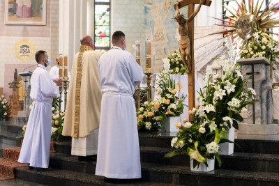 W uroczystość Najświętszego Ciała i Krwi Chrystusa Mszy Świętej w naszej Katedrze przewodniczył ks. proboszcz Krzysztof Gołąbek. Homilię wygłosił ks. Krzysztof Golas - wikariusz katedralny. Po zakończeniu liturgii wyruszyła procesja eucharystyczna do czterech ołtarzy rozmieszczonych wokół Katedry. fot. Joanna Prasoł