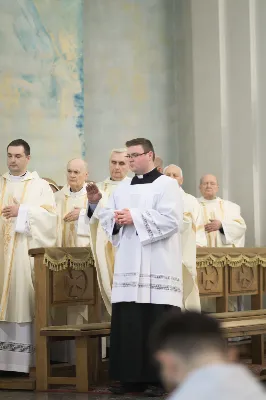 W Wielki Czwartek o godz. 10.00 w naszej Katedrze bp Jan Wątroba przewodniczył Mszy Krzyżma. Jest ona wyrazem jedności i wspólnoty duchowieństwa diecezji. Podczas tej Mszy Świętej biskup poświęcił olej chorych, katechumenów oraz olej krzyżma. Księża koncelebrujący z biskupem Eucharystię odnowili przyrzeczenia kapłańskie.
W koncelebrze wzięli udział bp Kazimierz Górny, bp Edward Białogłowski oraz 204 kapłanów z całej diecezji. W Eucharystii wzięli również udział licznie zebrani ministranci, lektorzy, animatorzy, ceremoniarze, członkowie scholi parafialnych i dziewczęcej służby maryjnej.
Podczas Mszy Świętej zaśpiewał chór Wyższego Seminarium Duchownego pod dyrekcją ks. dra Andrzeja Widaka. Przy organach zasiadł ks. Julian Wybraniec.
Fot. Małgorzata Ryndak