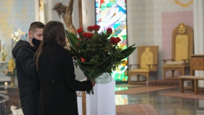 W niedzielę 28.02.2021 r. podczas Mszy Świętej o godz. 12.00 bp Edward Białogłowski udzielił Sakramentu Bierzmowania młodzieży z kl. VIII.  fot. Małgorzata Ryndak