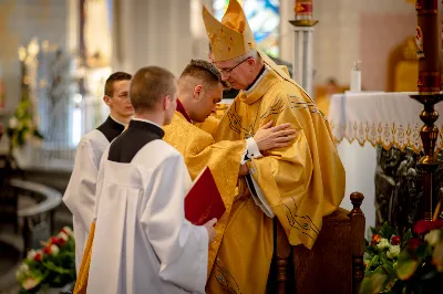 „Na swoje życie i swoje kapłaństwo trzeba popatrzeć w świetle Bożej miłości. Inaczej go nie pojmiemy ani my, ani ci, którzy będą na nas patrzeć” – mówił bp Jan Wątroba podczas Mszy św. z udzieleniem święceń prezbiteratu. 4 czerwca 2022 r. w kościele katedralnym jedenastu diakonów diecezji rzeszowskiej przyjęło sakrament kapłaństwa.
Do grona neoprezbiterów diecezji rzeszowskiej należą: ks. Sebastian Bełz z parafii w Nienadówce, ks. Krzysztof Lampart z parafii w Rudnej Wielkiej, ks. Mateusz Łachmanek z parafii w Lipinkach, ks. Karol Migut z parafii w Jasionce, ks. Marcin Murawski z parafii katedralnej w Rzeszowie, ks. Adrian Pazdan z parafii w Zagorzycach, ks. Tomasz Sienicki z parafii w Bieździedzy, ks. Dominik Świeboda z parafii w Palikówce, ks. Piotr Wąsacz z parafii bł. Władysława Findysza w Rzeszowie, ks. Mateusz Wojtuń z parafii w Święcanach oraz ks. Wiktor Zoła z parafii w Cieklinie.
Mszy św. przewodniczył i święceń udzielił bp Jan Wątroba. Eucharystię koncelebrowało około osiemdziesięciu księży, m.in: przełożeni Wyższego Seminarium Duchownego w Rzeszowie oraz proboszczowie i wikariusze z parafii rodzinnych neoprezbiterów. W Mszy św. uczestniczył abp Edward Nowak, bp Kazimierz Górny i bp Edward Białogłowski.
Zebranych w kościele katedralnym powitał ks. Krzysztof Gołąbek, proboszcz parafii.
W homilii bp Jan Wątroba nawiązał do słów z Ewangelii według św. Jana w których Chrystus tłumaczy co to znaczy być dobrym pasterzem. „Być kapłanem w Kościele Chrystusowym to znaczy mieć udział w Jego pasterskiej misji i stale upodabniać się do Dobrego Pasterza, który zna owce, karmi je, broni i jest gotów oddać życie dla ich dobra” – mówił hierarcha.
Po homilii odbył się obrzędy święceń: przyrzeczenie czci i posłuszeństwa Biskupowi Ordynariuszowi, Litania do Wszystkich Świętych podczas której kandydaci leżeli krzyżem, nałożenie rąk, modlitwa święceń oraz namaszczenie rąk krzyżmem i wręczenie chleba i wina. Podczas Liturgii Eucharystycznej nowo wyświęceni po raz pierwszy wyciągnęli dłonie nad chlebem i winem wypowiadając słowa konsekracji.
Na zakończenie Mszy św. ks. Tomasz Sienicki, podziękował w imieniu nowo wyświęconych wszystkim, którzy przyczynili się do przygotowania ich do kapłaństwa. Słowa wdzięczności, m.in. przełożonym Wyższego Seminarium Duchownego w Rzeszowie i rodzicom neoprezbiterów, wypowiedział bp Jan Wątroba. 
W drodze do zakrystii neoprezbiterzy zatrzymali się przy figurze Matki Bożej Fatimskiej zawierzając swoje kapłaństwo Matce Bożej.
W niedzielę, 5 czerwca, w Uroczystość Zesłania Ducha Świętego, neoprezbiterzy będą sprawować w swoich rodzinnych parafiach uroczyste Msze św. prymicyjne, a w najbliższych tygodniach otrzymają skierowania do parafii.

Fot. ks. Jakub Nagi oraz biala-wrona.pl
