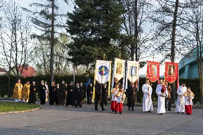 W Niedzielę Wielkanocną Mszy Świętej z procesją rezurekcyjną przewodniczył bp Edward Białogłowski.
fot. Joanna Prasoł