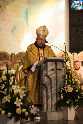 W poniedziałek 18 maja o godz. 18.00 w naszej Katedrze miało miejsce dziękczynienie w stulecie urodzin Karola Wojtyły – św. Jana Pawła II. W tym dniu dziękowaliśmy również i modliliśmy się w intencji naszych Księży Biskupów: Jana – z racji 20. rocznicy sakry biskupiej oraz Kazimierza – z racji 60. rocznicy święceń kapłańskich, a także w intencji naszego Księdza Infułata Stanisława w 60. rocznicę święceń kapłańskich. Eucharystii przewodniczył bp Jan Wątroba. Mszę św. koncelebrowali: bp Kazimierz Górny, bp Edward Białogłowski, infułaci: ks. Stanisław Mac i ks. Wiesław Szurek, księża dziekani oraz duchowni z różnych instytucji diecezji rzeszowskiej.  W Mszy św. uczestniczyły władze państwowe i samorządowe oraz służby mundurowe. fot. Dariusz Kamiński (fotografiarzeszow.com.pl)