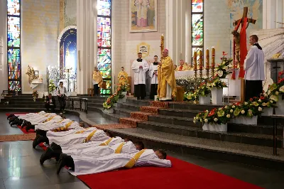 „Na swoje życie i swoje kapłaństwo trzeba popatrzeć w świetle Bożej miłości. Inaczej go nie pojmiemy ani my, ani ci, którzy będą na nas patrzeć” – mówił bp Jan Wątroba podczas Mszy św. z udzieleniem święceń prezbiteratu. 4 czerwca 2022 r. w kościele katedralnym jedenastu diakonów diecezji rzeszowskiej przyjęło sakrament kapłaństwa.
Do grona neoprezbiterów diecezji rzeszowskiej należą: ks. Sebastian Bełz z parafii w Nienadówce, ks. Krzysztof Lampart z parafii w Rudnej Wielkiej, ks. Mateusz Łachmanek z parafii w Lipinkach, ks. Karol Migut z parafii w Jasionce, ks. Marcin Murawski z parafii katedralnej w Rzeszowie, ks. Adrian Pazdan z parafii w Zagorzycach, ks. Tomasz Sienicki z parafii w Bieździedzy, ks. Dominik Świeboda z parafii w Palikówce, ks. Piotr Wąsacz z parafii bł. Władysława Findysza w Rzeszowie, ks. Mateusz Wojtuń z parafii w Święcanach oraz ks. Wiktor Zoła z parafii w Cieklinie.
Mszy św. przewodniczył i święceń udzielił bp Jan Wątroba. Eucharystię koncelebrowało około osiemdziesięciu księży, m.in: przełożeni Wyższego Seminarium Duchownego w Rzeszowie oraz proboszczowie i wikariusze z parafii rodzinnych neoprezbiterów. W Mszy św. uczestniczył abp Edward Nowak, bp Kazimierz Górny i bp Edward Białogłowski.
Zebranych w kościele katedralnym powitał ks. Krzysztof Gołąbek, proboszcz parafii.
W homilii bp Jan Wątroba nawiązał do słów z Ewangelii według św. Jana w których Chrystus tłumaczy co to znaczy być dobrym pasterzem. „Być kapłanem w Kościele Chrystusowym to znaczy mieć udział w Jego pasterskiej misji i stale upodabniać się do Dobrego Pasterza, który zna owce, karmi je, broni i jest gotów oddać życie dla ich dobra” – mówił hierarcha.
Po homilii odbył się obrzędy święceń: przyrzeczenie czci i posłuszeństwa Biskupowi Ordynariuszowi, Litania do Wszystkich Świętych podczas której kandydaci leżeli krzyżem, nałożenie rąk, modlitwa święceń oraz namaszczenie rąk krzyżmem i wręczenie chleba i wina. Podczas Liturgii Eucharystycznej nowo wyświęceni po raz pierwszy wyciągnęli dłonie nad chlebem i winem wypowiadając słowa konsekracji.
Na zakończenie Mszy św. ks. Tomasz Sienicki, podziękował w imieniu nowo wyświęconych wszystkim, którzy przyczynili się do przygotowania ich do kapłaństwa. Słowa wdzięczności, m.in. przełożonym Wyższego Seminarium Duchownego w Rzeszowie i rodzicom neoprezbiterów, wypowiedział bp Jan Wątroba. 
W drodze do zakrystii neoprezbiterzy zatrzymali się przy figurze Matki Bożej Fatimskiej zawierzając swoje kapłaństwo Matce Bożej.
W niedzielę, 5 czerwca, w Uroczystość Zesłania Ducha Świętego, neoprezbiterzy będą sprawować w swoich rodzinnych parafiach uroczyste Msze św. prymicyjne, a w najbliższych tygodniach otrzymają skierowania do parafii.

Fot. ks. Jakub Nagi oraz biala-wrona.pl
