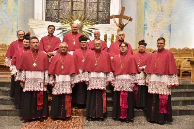 W Katedrze Rzeszowskiej podczas I Nieszporów Uroczystości św. Józefa Oblubieńca NMP odbył się obrzęd instalacji nowych kanoników Kapituły Katedralnej w Rzeszowie. Liturgii Nieszporów przewodniczył ks. Krzysztof Gołąbek, proboszcz Katedry i prepozyt Kapituły Katedralnej, który wygłosił również homilię. Uroczystości rozpoczęły się od odczytania przez ks. Gołąbka dekretu bp. Jana Wątroby o włączeniu nowych członków do grona Kapituły. Następnie nowi kanonicy złożyli wyznanie wiary oraz przysięgę wierności przy obejmowaniu urzędu wykonywanego w imieniu Kościoła.

Do grona kanoników katedralnych dołączyli: ks. dr Paweł Synoś – Wikariusz Biskupi do spraw duchowieństwa diecezjalnego, ks. Prałat dr Piotr Tarnawski – Sekretariat Stanu Stolicy Apostolskiej, ks. dr Marek Story – Dykasteria Nauki Wiary w Watykanie, ks. dr Stanisław Kamiński – Wikariusz Biskupi do spraw życia konsekrowanego, proboszcz Parafii św. Józefa w Głogowie Małopolskim, ks. kanonik Stanisław Jamiński – proboszcz Parafii NNMP w Rzeszowie – Staroniwa, ks. kanonik Tadeusz Pindara – proboszcz Parafii Matki Bożej Częstochowskiej w Rzeszowie, ks. dr Przemysław Drąg – proboszcz Parafii pw. Trójcy Przenajświętszej w Głogowie Małopolskim.

W diecezji rzeszowskiej istnieje kapituła katedralna i cztery kapituły kolegiackie: biecka, jasielska, kolbuszowska i strzyżowska. Historycznie kanonicy byli księżmi stanowiącymi grupę skupioną wokół biskupa miejsca, których zadaniem było pomaganie mu w zarządzaniu lokalnym Kościołem. Obowiązani byli określoną regułą, czyli kanonem praw, stąd właśnie pochodzi nazwa kanonik.

Poszczególne kapituły mają swoje charakterystyczne stroje, którymi wyróżniają się od pozostałych duchownych. Strojem kanoników kapitulnych jest sutanna z obszywkami i guzikami koloru fioletowego, pas fioletowy, następnie rokieta, mucet (fioletowa pelerynka) lub mantolet oraz łańcuch z dystynktorium. Fot. ks. Jakub Oczkowicz