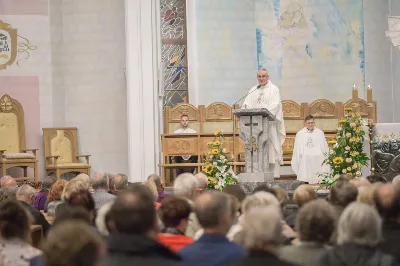 "Gwiazdo śliczna, wspaniała, o fatimska Maryja! Do Ciebie się uciekamy, o Maryjo, Maryjo!" Słowami tej pieśni licznie zgromadzeni w katedralnej świątyni wierni rozpoczęli kolejne w tym roku uroczyste nabożeństwo fatimskie. Wrześniowej modlitwie przewodniczyła parafia pw. Św. Michała Archanioła w Rzeszowie. Wielu parafian przybyło do Katedry w pieszej pielgrzymce pod przewodnictwem księdza Czesława Matuły. Przed Mszą Świętą, przy figurze Pani Fatimskiej, dk. Marcin Murawski odczytał liczne prośby i podziękowania do Matki Bożej. Uroczystej Eucharystii przewodniczył oraz Słowo Boże wygłosił proboszcz parafii pw. Św. Michała Archanioła w Rzeszowie - ks. Michał Bator. Kaznodzieja ukazał wartość i moc modlitwy. Za wzór postawił setnika, który spotyka się z czułym Jezusem. Tak jak Bóg znał potrzeby setnika, tak samo zna i nasze potrzeby i problemy. Jednak, jak przypomniał ks. Michał, każdy z nas musi przyjąć postawę setnika: uznać swój grzech i swoją niemoc. Wtedy Bóg będzie mógł działać w naszym życiu. W dalszej części homilii kaznodzieja przypomniał sylwetkę błogosławionej matki Elżbiety Czackiej, będącej dla nas wzorem cierpliwości i oczekiwania. Potrzebujemy czasu, aby łaska Boża przemieniła nasze serce – przypomniał kaznodzieja. Ta cierpliwość pomaga odkrywać Boży plan na nasze życie. Po zakończeniu Eucharystii wszyscy zgromadzeni wyruszyli w procesji różańcowej z figurą Matki Bożej Fatimskiej oraz relikwiami błogosławionych Hiacynty i Franciszka. Wierni prosili, aby Boże słowo wypełniało się w ich codzienności. Tej części nabożeństwa przewodniczył ks. Jakub Oczkowicz wraz z przedstawicielami parafii pw. Św. Michała Archanioła. Wspólną modlitwę zakończyło odśpiewanie Apelu Jasnogórskiego oraz adoracja Najświętszego Sakramentu. Na koniec ks. Krzysztof Gołąbek – proboszcz Katedry, dziękując wszystkim za obecność i wspólne czuwanie przy Matce Bożej, zaprosił na ostatnie w tym roku, październikowe nabożeństwo fatimskie.  fot. Małgorzata Ryndak