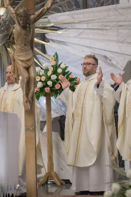 W kościele katedralnym w Rzeszowie bp Jan Wątroba przewodniczył Mszy św., która zainaugurowała fazę diecezjalną ogólnokościelnego synodu biskupów, który przebiega pod hasłem “W stronę Kościoła synodalnego. Komunia. Uczestnictwo. Misja”. W Eucharystii uczestniczył również bp Kazimierz Górny, kapłani odpowiedzialni za poszczególne duszpasterstwa w diecezji, siostry zakonne i świeccy.  Przed rozpoczęciem Eucharystii, ks. dr Rafał Flak, który jest dyrektorem wydziału duszpasterskiego, a także diecezjalnym koordynatorem synodu, wyjaśnił wiernym zebranym w katedrze czym jest rozpoczęty synod i jaka jest jego problematyka oraz jakie są oczekiwania Ojca Świętego, który zainicjował to wydarzenie.  “Synod jest synodem o tym, jaki teraz jest Kościół, jak bardzo jest prawdziwą wspólnotą i co możemy zrobić, żeby bardziej spełniał swoją misję. Synod ma tworzyć przestrzeń do wspólnej modlitwy i rozmowy oraz skłonić do zastanowienia się, jak wygląda nasze “podążanie razem”, bo to jest znaczenie terminu “synod”. Co jest w nim wyjątkowe? Że nie jest synodem wyłącznie biskupów, ale wszystkich wiernych” – podkreślał ks. Flak .  Powołując się na “Vademecum synodu o synodalności”, ks. Rafał Flak mówił, że na etapie diecezjalnym synodu konieczne jest doprowadzenie do spotkania na linii duchowni-świeccy, by nawzajem wypowiedzieć konstruktywne uwagi o Kościele dzisiaj. “Vademecum mówi także o tym, opisując dziewięć pułapek, w które można wpaść, organizując synodalne rozmowy. To na przykład słuchanie tylko tych, którzy już są zaangażowani w działalność Kościoła, skupianie się na sobie i na naglących troskach, dostrzeganie tylko “problemów” albo patrzenie na synodalność jak na “korporacyjne ćwiczenie strategiczne”, nie jak na proces duchowy, któremu przewodzi Duch Święty”.  W homilii bp Jan Wątroba powiedział, że synod jest “pójściem wspólną drogą”, na której znajdują się wierni tworzący Kościół i Chrystus będący centrum Kościoła. “Synod towarzyszy Kościołowi od samego początku istnienia, dlatego nie jest czymś nowym. To w taki wspólnotowy sposób, poprzez słuchanie Ducha Świętego, Kościół przez wieki był konfrontowany z różnymi wydarzeniami, zagrożeniami i wyzwaniami i w ten sposób je podejmował, rozwiązywał i podejmował ważne decyzje oraz dokonywał wyboru. Zawsze działo się to i dzieje dzisiaj przy wzywaniu Ducha Świętego i słuchaniu Go” – mówił bp Wątroba.  Biskup Rzeszowski podkreślał również, że Ojciec Święty Franciszek zaprosił cały Kościół, cały lud Boży, czyli wszystkich ochrzczonych niezależnie w jakim żyją stanie, środowisku, bez względu na to jaki jest poziom ich życia moralnego, jakie jest ich aktualne zaangażowanie w życie Kościoła. Wszyscy na mocy chrztu świętego są odpowiedzialni za Kościół, za jego kształt, misję, owocność jego działania oraz za to, na ile Kościół jest tym i taki jakim go chciał mieć Jezus. Wszyscy zatem jesteśmy odpowiedzialni za to, na ile nasz Kościół jest “jakby sakramentem zbawienia”, czyli “widzialnym znakiem, niewidzialnej łaski”. Więc każdy jest zaproszony do udziału w synodzie, którego kluczem oprócz słowa “droga”, jest “spotkanie”, “słuchanie”, “rozeznawanie” – wyjaśniał bp Wątroba.  Na zakończenie homilii bp Jan Wątroba zaprosił wszystkich obecnych w katedrze, a także słuchaczy Katolickiego Radia VIA do włączenia się w modlitwę za synod i o dobre jego owoce.   fot. Małgorzata Ryndak