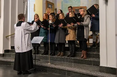 W środę popielcową (22.02.) biskup Jan Wątroba odprawił w katedrze rzeszowskiej Mszę Świętą na rozpoczęcie Wielkiego Postu. Homilię wygłosił ks. Sławomir Jeziorski, który prowadzi rekolekcje wielkopostne w parafii katedralnej. Podczas Eucharystii odbył się obrzęd posypania głów popiołem. Śpiew podczas liturgii prowadziła Katedralna Schola Liturgiczna. Liturgia była transmitowana przez Radio VIA.
fot. Joanna Prasoł