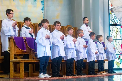 W IV Niedzielę Wielkiego Postu, podczas Mszy Świętej o godz. 12:00, ks. Krzysztof Gołąbek – proboszcz naszej Katedry, przyjął do grona Liturgicznej Służby Ołtarza dziesięciu nowych ministrantów! Po odpowiednim przygotowaniu, pod czujnym okiem ks. Pawła Wójcika oraz animatorów, chłopcy otrzymali stopień ministranta choralisty – po raz pierwszy założyli kołnierzyki i otrzymali legitymacje ministranckie. To wyjątkowy moment i ogromna radość dla naszej wspólnoty! 
Serdecznie gratulujemy chłopcom odwagi oraz życzymy wytrwałości w tej pięknej służbie przy Ołtarzu Pana Jezusa. 
Jeśli chcesz dołączyć do grona ministrantów – serdecznie zapraszamy! Zainteresowanych prosimy o kontakt z ks. Pawłem Wójcikiem.
 fot. Joanna Prasoł