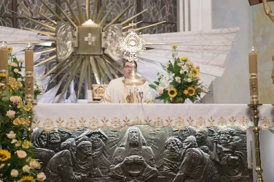 "Gwiazdo śliczna, wspaniała, o fatimska Maryja! Do Ciebie się uciekamy, o Maryjo, Maryjo!" Słowami tej pieśni licznie zgromadzeni w katedralnej świątyni wierni rozpoczęli kolejne w tym roku uroczyste nabożeństwo fatimskie. Wrześniowej modlitwie przewodniczyła parafia pw. Św. Michała Archanioła w Rzeszowie. Wielu parafian przybyło do Katedry w pieszej pielgrzymce pod przewodnictwem księdza Czesława Matuły. Przed Mszą Świętą, przy figurze Pani Fatimskiej, dk. Marcin Murawski odczytał liczne prośby i podziękowania do Matki Bożej. Uroczystej Eucharystii przewodniczył oraz Słowo Boże wygłosił proboszcz parafii pw. Św. Michała Archanioła w Rzeszowie - ks. Michał Bator. Kaznodzieja ukazał wartość i moc modlitwy. Za wzór postawił setnika, który spotyka się z czułym Jezusem. Tak jak Bóg znał potrzeby setnika, tak samo zna i nasze potrzeby i problemy. Jednak, jak przypomniał ks. Michał, każdy z nas musi przyjąć postawę setnika: uznać swój grzech i swoją niemoc. Wtedy Bóg będzie mógł działać w naszym życiu. W dalszej części homilii kaznodzieja przypomniał sylwetkę błogosławionej matki Elżbiety Czackiej, będącej dla nas wzorem cierpliwości i oczekiwania. Potrzebujemy czasu, aby łaska Boża przemieniła nasze serce – przypomniał kaznodzieja. Ta cierpliwość pomaga odkrywać Boży plan na nasze życie. Po zakończeniu Eucharystii wszyscy zgromadzeni wyruszyli w procesji różańcowej z figurą Matki Bożej Fatimskiej oraz relikwiami błogosławionych Hiacynty i Franciszka. Wierni prosili, aby Boże słowo wypełniało się w ich codzienności. Tej części nabożeństwa przewodniczył ks. Jakub Oczkowicz wraz z przedstawicielami parafii pw. Św. Michała Archanioła. Wspólną modlitwę zakończyło odśpiewanie Apelu Jasnogórskiego oraz adoracja Najświętszego Sakramentu. Na koniec ks. Krzysztof Gołąbek – proboszcz Katedry, dziękując wszystkim za obecność i wspólne czuwanie przy Matce Bożej, zaprosił na ostatnie w tym roku, październikowe nabożeństwo fatimskie.  fot. Małgorzata Ryndak