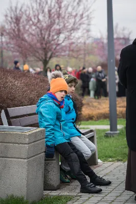 W Wielki Piątek (7 kwietnia) w Parku Papieskim odbyła się Droga Krzyżowa wprowadzająca w przeżywanie Liturgii Męki Pańskiej. Prowadzona była przez wspólnotę Wyższego Seminarium Duchownego w Rzeszowie pod przewodnictwem Biskupa Rzeszowskiego Jana Wątroby. W rozważaniach kolejnych stacji, ks. dr Mateusz Rachwalski, prefekt seminarium, zachęcał do życia zgodnie z nauką wypływającą z krzyża Chrystusowego.
fot. Małgorzata Ryndak