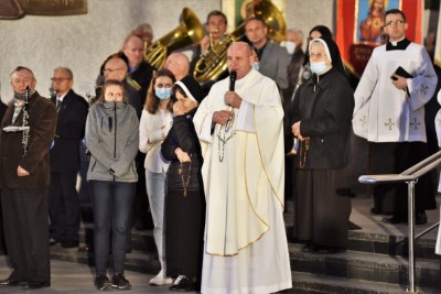 W czwartek 13 maja przeżywaliśmy uroczyste Nabożeństwo Fatimskie. Naszym modlitwom przewodniczył ks. dr Sławomir Jeziorski, prefekt i wykładowca Wyższego Seminarium Duchownego w Rzeszowie. O godz. 18.45 zostały przedstawione prośby i podziękowania do Matki Bożej Fatimskiej, w intencji których sprawowana była także Msza Święta. W koncelebrze uczestniczył ks. Piotr Tarnawski, radca Nuncjatury Apostolskiej w Moskwie, ks. Jan Młynarczyk, emerytowany proboszcz parafii Matki Bożej Królowej Polski i św. Jana Kantego w Sandomierzu i ks. Krzysztof Gołąbek, proboszcz parafii katedralnej i kustosz sanktuarium. Po Mszy Świętej wyruszyła procesja z figurą Matki Bożej. Nabożeństwo zakończył Apel Jasnogórski. fot. Małgorzata Ryndak