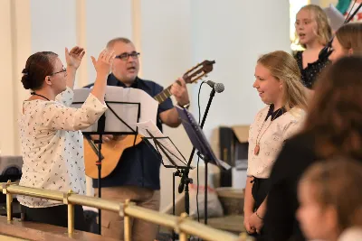 „Święty spokój” – pod takim hasłem 7 września 2019 r. spotkała się młodzież zrzeszona w katolickich ruchach i stowarzyszeniach na Diecezjalnym Dniu Młodych. Spotkanie było okazją do podsumowania wakacyjnych rekolekcji oraz wprowadzenia w systematyczną pracę w ciągu roku. W katedrze zgromadzili się członkowie Ruchu Światło-Życie, zarówno młodzież jak i członkowie Domowego Kościoła. Przed Mszą św. były świadectwa, które prowadził ks. Tomasz Rusyn, diecezjalny moderator Ruchu Światło-Życie. Zebrani wysłuchali m.in. świadectwa Katarzyny Dąbek i ks. Jana Kobaka, diecezjalnego duszpasterza rodzin, którzy prowadzili rekolekcje Ruchu Światło-Życie w Kenii. Eucharystii w katedrze przewodniczył bp Edward Białogłowski. Tegoroczny Diecezjalny Dzień Młodych odbył się po raz piąty.  fot. ks. Tomasz Nowak 