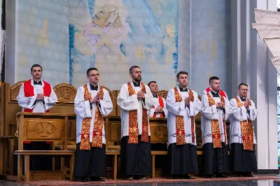 Liturgia Męki Pańskiej rozpoczęła się od procesji wejścia w zupełnej ciszy i gestu prostracji – pokornego padnięcia twarzą do ziemi głównego celebransa – Biskupa Rzeszowskiego Jana Wątroby. Drugim etapem nabożeństwa była Liturgia Słowa. Jej centrum stanowiła Męka Pańska w relacji wg św. Jana – odśpiewana przez ks. Juliana Wybrańca, kl. Dawida Piroga oraz kl. Karola Baraniewicza, z partiami tłumu wykonanymi przez Katedralny Chór Chłopięco-Męski Pueri Cantores Resovienses (tenory i basy), pod dyrekcją ks. dra Andrzeja Widaka we współpracy z Angelą Pacutą i Edytą Kotulą, dyrygentkami chóru.

W homilii bp Jan Wątroba zapraszał do odczytania na nowo sensu krzyża Jezusa i Jego Orędzia.

Trzecią częścią liturgii była adoracja krzyża. W pierwszej kolejności krzyż adorowali poprzez ucałowanie: Ksiądz Biskup, księża z Wyższego Seminarium Duchownego w Rzeszowie, księża katedralni oraz siostry zakonne. Następnie hołd krzyżowi oddali wszyscy wierni, wpatrując się w krzyż trzymany przez ks. Krzysztofa Gołąbka, proboszcza katedry.

Ostatnią częścią liturgii był obrzęd Komunii św. zakończony przeniesieniem Pana Jezusa w monstrancji do tzw. Bożego grobu. W tym roku dekoracja grobu nawiązuje do przeżywanego roku duszpasterskiego pt. „Wierzę w Kościół Chrystusowy”. Projekt autorstwa ks. Pawła Wójcika, wikariusza katedralnego, zachęca do pogłębienia relacji z Jezusem i jak wzywa napis umieszczony na grobie do „zakorzenienia w Kościele Chrystusa”.
fot. Joanna Prasoł 