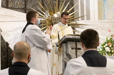 Objawienia Fatimskie to ważny dla katolików znak Bożej Opatrzności i nieustannej opieki Matki Bożej. Fatima to miasto w środkowo-zachodniej Portugalii. To właśnie tam miały miejsce objawienia Najświętszej Maryi Panny w 1917 roku, jakich doświadczyli Łucja Dos Santos oraz Hiacynta i Franciszek Marto – mali pastuszkowie. Maryja ukazywała się dzieciom każdego 13-go dnia miesiąca od maja do października.  Na pamiątkę tychże objawień, Kościół Katolicki uczestniczy w tzw. nabożeństwach fatimskich. Ostatnie z nich miały miejsce 13 października – w naszej Katedrze obecna była również cała wspólnota Wyższego Seminarium Duchownego w Rzeszowie. Uroczystości rozpoczęły się Mszą świętą o godzinie 19:00 pod przewodnictwem księdza rektora Pawła Pietrusiaka, zaś homilię wygłosił ojciec duchowny ks. Andrzej Szpaczyński.  Ojciec Andrzej już na początku wygłaszanego słowa skierował naszą uwagę na wielki cud Eucharystii: „Czy zobaczymy jakiś cud? Czy dany będzie jakiś znak?” – zapytał i od razu odpowiedział: „Nie wiadomo, czy będzie coś niezwykłego, ale jestem przekonany, że będzie cud – cud przemiany chleba i wina w Ciało i Krew Chrystusa – ten cud się dokona”. To bardzo ważne w życiu każdego chrześcijanina, aby nie szukać mistycznych doznań, czy szczególnych znaków od Boga, ale aby ujrzeć największy cud jakim jest Eucharystia. W tym darze możemy uczestniczyć każdego dnia i do tego też jesteśmy zaproszeni.  Po Eucharystii odbyła się procesja z figurą Matki Bożej Fatimskiej oraz Różaniec z rozważaniami przygotowanymi przez diakonów naszej diecezji.  Jesteśmy wdzięczni Panu Bogu za łaskę miłosierdzia i wezwania do pokoju jakie przesłał przez objawienia Pani Fatimskiej i nieustannie prosimy Go, abyśmy coraz mocniej potrafili kochać i dążyć do jedności. Za ten czas wspólnej modlitwy, chwała Panu!  fot. Joanna Prasoł