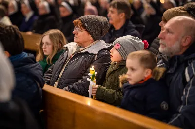 „Nasza wdzięczność jest szczególna wobec osób konsekrowanych za ich czytelne świadectwo wiary i za to, że żyjąc wiarą na co dzień ukazują chrystusowy styl życia” – mówił biskup Jan Wątroba podczas Mszy św. w katedrze rzeszowskiej w święto Ofiarowania Pańskiego. W Eucharystii, z okazji swojego święta patronalnego, uczestniczyły osoby konsekrowane posługujące w diecezji rzeszowskiej.
Mszy św. w katedrze rzeszowskiej przewodniczył bp Jan Wątroba, który modlił się w intencji osób konsekrowanych, przeżywających w święto Ofiarowania Pańskiego (02.02.) swoje święto patronalne. Eucharystię koncelebrował ks. Stanisław Kamiński, wikariusz biskupi ds. zakonnych, a także 9 kapłanów.
Na początku Mszy św. ks. Stanisław Kamiński powitał zebranych i wprowadził w przeżywaną liturgię. Następnie odbył się obrzęd błogosławieństwa świec i procesja z dolnego kościoła do głównej części katedry rzeszowskiej
Homilię wygłosił bp Jan Wątroba, który w pierwszej części, odnosząc się do przeżywanego święta, nawiązał do postawy Matki Najświętszej i św. Józefa. „Maryja uczy nas, że wierność Bogu oznacza wypełnianie prawa Bożego. Ona wypełniła wszystko bez wyjątku. Choć sama nie potrzebowała oczyszczenia, pozostała jednak posłuszna prawu. Skromna, prosta, uboga kobieta, poddana Bogu. W postawie Maryi i Józefa można dostrzec piękną lekcję dla rodziców i wychowawców. Rodzice powinni przedstawiać, czyli zawierzać swoje dzieci Panu Bogu. To jest gest wdzięczności wobec Stwórcy, a także znak wielkiej pokory wobec niełatwej misji rodzicielskiej i wychowawczej. Pełny rozwój człowieka dokonuje się dzięki Bożej łasce, a rodzice powinni się czuć narzędziem Bożej łaski, dlatego powinni często błogosławić swoje dzieci, modlić się za nie i z nimi oraz wciąż na nowo zawierzać je Panu Bogu” – mówił bp Wątroba.
Biskup Rzeszowski odnosząc się do obchodzonego Dnia życia konsekrowanego powiedział: „Trzy elementy wspólnoty: słowo, wierność i otwarcie na Ducha Świętego stanowią istotę życia każdej osoby konsekrowanej. Rozważać słowo Boże, trwać wiernie na modlitwie i być otwartym na to, co Duch Święty chce nam powiedzieć, to wypełnić powołanie do życia konsekrowanego, a jednocześnie wyznać wiarę w Kościół Chrystusowy. Nasza wdzięczność jest szczególna wobec osób konsekrowanych za ich czytelne świadectwo wiary i za to, że żyjąc wiarą na co dzień ukazują chrystusowy styl życia. Towarzyszą nam przez swoją pełną zatroskania miłosierną obecność, ale także przez milczącą obecność przepełnioną modlitwą w intencjach Kościoła, świata, a także poszczególnych osób i wspólnot”.
Po homilii osoby konsekrowane zgromadzone w katedrze odnowiły swoje przyrzeczenia.
Na zakończenie liturgii s. Agata Jakieła CSFN, referentka diecezjalna ds. życia konsekrowanego, podziękowała bp. Janowi Wątrobie za przewodniczenie liturgii i modlitwę w intencji osób życia konsekrowanego.
W Eucharystii w rzeszowskiej katedrze uczestniczyło prawie 100 osób życia konsekrowanego, a pośród nich ojcowie i bracia zakonni, siostry zakonne, wdowy i dziewice konsekrowane oraz członkowie instytutów świeckich. Śpiewy podczas liturgii wykonała Katedralna Schola Liturgiczna pod dyrekcją ks. Juliana Wybrańca, a przy organach zasiadł katedralny organista – Wiesław Siewierski. 

fot. Jola Warchoł