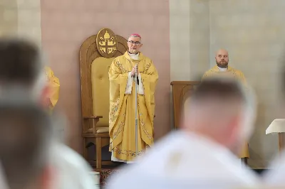 „Eucharystia powinna nas prowadzić do odkrycia kapłańskiej misji Ludu Bożego, kapłańskiej misji każdego z nas” – powiedział Biskup Rzeszowski podczas Mszy Wieczerzy Pańskiej, której przewodniczył w katedrze rzeszowskiej w Wielki Czwartek, 2 kwietnia 2026 r.
Podczas uroczystej liturgii Wielkiego Czwartku w katedrze rzeszowskiej, której przewodniczył bp Jan Wątroba, wierni zostali zaproszeni do refleksji nad tajemnicą Eucharystii, kapłaństwa oraz powołania całego Ludu Bożego do udziału w misji Chrystusa. Na zakończenie homilii biskup zachęcił do szczególnej modlitwy za kapłanów, zwłaszcza tych przeżywających trudności i kryzysy. „Panie Jezu, dobry pasterzu i towarzyszu wędrówki, dziś powierzamy Ci wszystkich kapłanów, ale zwłaszcza tych, którzy przechodzą chwilę kryzysu” – powiedział Biskup Rzeszowski. Wezwał także wspólnotę wiernych do troski o kapłanów poprzez modlitwę, życzliwość i wsparcie.
Wielkoczwartkowa liturgia w katedrze rzeszowskiej stała się nie tylko dziękczynieniem za dar Eucharystii i kapłaństwa, ale także wezwaniem do odnowienia świadomości odpowiedzialności każdego wiernego za życie Kościoła i świadectwo wiary w świecie. fot. ks. Jakub Oczkowicz