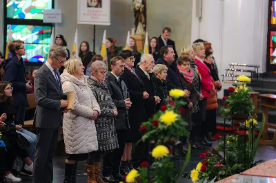 W niedzielę, 26 listopada 2023 r., w uroczystość Jezusa Chrystusa Króla Wszechświata obchodzony jest Światowy Dzień Młodzieży, a także jest to święto patronalne Akcji Katolickiej i Katolickiego Stowarzyszenia Młodzieży. Świętowanie przebiegało pod hasłem „Królewska Uczta”.

Celebrację uroczystości Jezusa Chrystusa Króla Wszechświata i 38. Światowego Dnia Młodzieży w diecezji rozpoczęła Msza Święta w naszej Katedrze, której przewodniczył bp Jan Wątroba. Eucharystię koncelebrowało kilkudziesięciu księży, głównie asystentów oddziałów Akcji Katolickiej, Katolickiego Stowarzyszenia Młodzieży i duszpasterzy młodzieży.

Po homilii 40 młodych z różnych parafii złożyło przyrzeczenie, poprzez które zostali włączeni w szeregi Katolickiego Stowarzyszenia Młodzieży. Kandydaci przed sztandarem KSM, wobec bp. Wątroby, wypowiedzieli rotę przysięgi: Uroczyście przyrzekam pracować nad sobą, aby móc całym życiem wiernie służyć Bogu, Kościołowi i Ojczyźnie, czynić dobro ludziom, być dobrym członkiem Katolickiego Stowarzyszenia Młodzieży.

Po Komunii Świętej bp Wątroba wręczył nominacje 15 nowym prezesom parafialnych oddziałów Akcji Katolickiej. Na czteroletnią kadencję zostali powołani: Zofia Marszałek – Będziemyśl, Maria Cieśla – Brzeziny, Augustyn Rębisz – Górno, Stanisława Głowaty – Jasło, Jerzy Nowak – Jasło, Teresa Tokarz – Lipinki, Mariusz Żarów – Lutoryż, Zofia Skóra – Niedźwiada, Renata Maternia – Rzeszów, Beata Korczyńska – Rzeszów, Alina Dyrak – Rzeszów, Danuta Tłuczek – Siedliska, Janusz Kochański – Terliczka, Maria Szybkowska – Tyczyn i Jadwiga Nowak – Ustrobna.

Na zakończenie Eucharystii Jeremi Kalkowski, prezes DIAK wraz z przedstawicielami wspólnot podziękowali bp. Wątrobie i kapłanom za towarzyszenie świeckim w duchowym rozwoju.

Za organizację wydarzeń w kościele katedralnym był odpowiedzialny ks. Stanisław Potera, asystent Diecezjalnego Instytutu Akcji Katolickiej oraz ks. Tomasz Ryczek, diecezjalny duszpasterz młodzieży i diecezjalny asystent KSM.

Po Eucharystii młodzież zgromadzona w katedrze w przemarszu ulicami miasta udała się do Uniwersytetu Rzeszowskiego, gdzie odbywa się druga część obchodów 38. Światowego Dnia Młodzieży. 

fot. Piotr Szorc