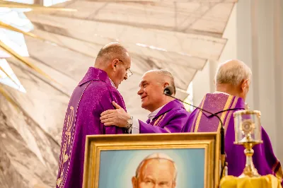 W liturgiczne święto św. Jana Apostoła i Ewangelisty, w katedrze rzeszowskiej duchowni i świeccy modlili się w intencji bp. Jana Wątroby. Eucharystię, której przewodniczył Solenizant, koncelebrowali: bp Kazimierz Górny, bp Edward Białogłowski oraz 56 księży.  fot. Dariusz Kamiński (https://fotografiarzeszow.com.pl)