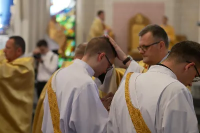 „Na swoje życie i swoje kapłaństwo trzeba popatrzeć w świetle Bożej miłości. Inaczej go nie pojmiemy ani my, ani ci, którzy będą na nas patrzeć” – mówił bp Jan Wątroba podczas Mszy św. z udzieleniem święceń prezbiteratu. 4 czerwca 2022 r. w kościele katedralnym jedenastu diakonów diecezji rzeszowskiej przyjęło sakrament kapłaństwa.
Do grona neoprezbiterów diecezji rzeszowskiej należą: ks. Sebastian Bełz z parafii w Nienadówce, ks. Krzysztof Lampart z parafii w Rudnej Wielkiej, ks. Mateusz Łachmanek z parafii w Lipinkach, ks. Karol Migut z parafii w Jasionce, ks. Marcin Murawski z parafii katedralnej w Rzeszowie, ks. Adrian Pazdan z parafii w Zagorzycach, ks. Tomasz Sienicki z parafii w Bieździedzy, ks. Dominik Świeboda z parafii w Palikówce, ks. Piotr Wąsacz z parafii bł. Władysława Findysza w Rzeszowie, ks. Mateusz Wojtuń z parafii w Święcanach oraz ks. Wiktor Zoła z parafii w Cieklinie.
Mszy św. przewodniczył i święceń udzielił bp Jan Wątroba. Eucharystię koncelebrowało około osiemdziesięciu księży, m.in: przełożeni Wyższego Seminarium Duchownego w Rzeszowie oraz proboszczowie i wikariusze z parafii rodzinnych neoprezbiterów. W Mszy św. uczestniczył abp Edward Nowak, bp Kazimierz Górny i bp Edward Białogłowski.
Zebranych w kościele katedralnym powitał ks. Krzysztof Gołąbek, proboszcz parafii.
W homilii bp Jan Wątroba nawiązał do słów z Ewangelii według św. Jana w których Chrystus tłumaczy co to znaczy być dobrym pasterzem. „Być kapłanem w Kościele Chrystusowym to znaczy mieć udział w Jego pasterskiej misji i stale upodabniać się do Dobrego Pasterza, który zna owce, karmi je, broni i jest gotów oddać życie dla ich dobra” – mówił hierarcha.
Po homilii odbył się obrzędy święceń: przyrzeczenie czci i posłuszeństwa Biskupowi Ordynariuszowi, Litania do Wszystkich Świętych podczas której kandydaci leżeli krzyżem, nałożenie rąk, modlitwa święceń oraz namaszczenie rąk krzyżmem i wręczenie chleba i wina. Podczas Liturgii Eucharystycznej nowo wyświęceni po raz pierwszy wyciągnęli dłonie nad chlebem i winem wypowiadając słowa konsekracji.
Na zakończenie Mszy św. ks. Tomasz Sienicki, podziękował w imieniu nowo wyświęconych wszystkim, którzy przyczynili się do przygotowania ich do kapłaństwa. Słowa wdzięczności, m.in. przełożonym Wyższego Seminarium Duchownego w Rzeszowie i rodzicom neoprezbiterów, wypowiedział bp Jan Wątroba. 
W drodze do zakrystii neoprezbiterzy zatrzymali się przy figurze Matki Bożej Fatimskiej zawierzając swoje kapłaństwo Matce Bożej.
W niedzielę, 5 czerwca, w Uroczystość Zesłania Ducha Świętego, neoprezbiterzy będą sprawować w swoich rodzinnych parafiach uroczyste Msze św. prymicyjne, a w najbliższych tygodniach otrzymają skierowania do parafii.

Fot. ks. Jakub Nagi oraz biala-wrona.pl
