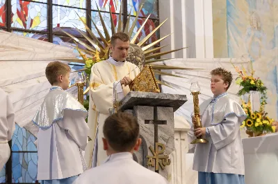 W niedzielę Chrztu Pańskiego, uroczystą Mszą Świętą, przy wypełnionej po brzegi Katedrze, zakończyliśmy okres Bożego Narodzenia. Podczas Mszy Świętej śpiewał nasz Katedralny Chór Chłopięco-Męski Pueri Cantores Resovienses pod dyrekcją Marcina Florczaka. Po zakończonej liturgii odbył się koncert kolęd w wykonaniu naszego Chóru. W programie znalazły się kolędy, pastorałki i pieśni bożonarodzeniowe polskie i zagraniczne, m.in. "Lulajże, Jezuniu" w aranżacji Dominika Lasoty, "Za Gwiazdą" w opracowaniu Jana Maklakiewicza, "Mary, did You know?" Marka Lowry’ego i Buddy’ego Greene’a, "Gaudete" Briana Keya, "Angels we have heard on high" Stevena Strite’a. Koncert spotkał się z ogromnym entuzjazmem publiczności, która nagrodziła wykonawców brawami na stojąco. W zamian chórzyści odwdzięczyli się bisami.  fot. Dariusz Kamiński