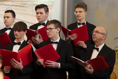 W niedzielę Chrztu Pańskiego w Katedrze Rzeszowskiej wybrzmiały najpiękniejsze polskie kolędy i pastorałki wykonane przez Katedralny Chór Chłopięco-Męski Pueri Cantores Resovienses pod dyrekcją Marcina Florczaka. Chór miał okazję wystąpić kilkukrotnie w Katedrze w czasie liturgicznego okresu Bożego Narodzenia uświetniając swym śpiewem obchodzone uroczystości. Miało to miejsce podczas mszy świętych w niedzielę Świętej Rodziny, w święto św. Jana Apostoła z okazji imienin księdza biskupa Jana Wątroby oraz w uroczystość Objawienia Pańskiego z okazji kolejnej rocznicy przyjęcia sakry biskupiej przez księży biskupów Kazimierza Górnego i Edwarda Białogłowskiego. W ubiegłą niedzielę (9.01) po Mszy Świętej o godz. 12:00 można było znów usłyszeć wiele pięknych, znanych polskich kolęd w wykonaniu chóru, m. in. Bóg się rodzi, Tryumfy Króla Niebieskiego, Przybieżeli do Betlejem czy Cicha noc. Wybrzmiały także mniej znane, ale równie piękne pastorałki: Cicho, cicho pastuszkowie w wykonaniu solisty Eryka Chudzika czy Kołysanka Józefa w wykonaniu solisty Tomasza Nowaka. Solową partią popisał się także Jan Żmuda  w kolędzie Jezus malusieńki. Solistom akompaniował na pianinie chórzysta Maksymilian Rogóż. Chór wykonał także po dwa utwory na głosy męskie (W żłobie leży i Mizerna cicha) oraz na głosy dziecięce (Gore gwiazda i My też pastuszkowie).  Kolędowanie wpisuje się zarówno w kanon liturgii Kościoła katolickiego, jak i w naszą narodową tradycję. Dlatego wszyscy chętnie słuchają tych utworów, jednocześnie włączając się we wspólny śpiew. Także tym razem na zakończenie spotkania Panu Dyrygentowi udało się porwać zgromadzonych wiernych do wspólnego wykonania kolędy Wśród nocnej ciszy. Działalność Katedralnego Chóru Chłopięco-Męskiego Pueri Cantores Resovienses można wesprzeć przekazując 1% podatku na OPP Katolickie Towarzystwo Śpiewacze KRS 0000050601 lub wpłacając darowiznę na cele statutowe na konto bankowe podane na stronie resovienses.org. Beata Świerad fot. Joanna Prasoł