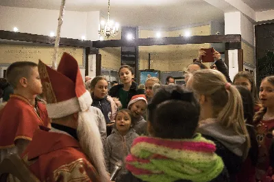 6 grudnia św. Mikołaj przybył także do naszej Katedry. Nie przyszedł z pustymi rękami. Obdarował grzeczne dzieci prezentami i porozmawiał z każdym, kto do niego podszedł. Przekazujemy pozdrowienia od św. Mikołaja dla całej parafii i obietnicę wizyty w przyszłym roku.  fot. Joanna Prasoł