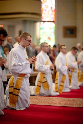 W niedzielę 13 września przeżywaliśmy uroczyste Nabożeństwo Fatimskie. Mszy Świętej przewodniczył i homilię wygłosił ks. Michał Bator - proboszcz parafii pw. Św. Michała Archanioła w Rzeszowie. O godz. 18.40 zostały przedstawione prośby i podziękowania do Matki Bożej Fatimskiej, w intencji których sprawowana była także Msza Święta. Po Mszy Świętej wyruszyła procesja różańcowa z figurą Matki Bożej. Modlitwę różańcową prowadził ks. Dominik Kiełb wraz z parafianami parafii pw. Św. Michała Archanioła w Rzeszowie. Nabożeństwo zakończył Apel Jasnogórski. fot. Rafał Waszczak 