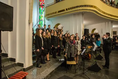 Uroczystość Chrystusa Króla to także święto Akcji Katolickiej i KSM-u. Centralnej uroczystości w Katedrze przewodniczył biskup diecezjalny Jan Wątroba. Eucharystię koncelebrowało 25 księży, wśród nich ks. Stanisław Potera – asystent diecezjalny AK i ks. Tomasz Ryczek – asystent diecezjalny KSM. Po wyznaniu wiary 88 młodych osób złożyło przyrzeczenie Katolickiego Stowarzyszenia Młodzieży. Obrzęd przyrzeczenia prowadził Paweł Grodzki – prezes KSM Diecezji Rzeszowskiej. Ceremonia zakończyła się odśpiewaniem hymnu KSM i zawołaniem: „Przez cnotę, naukę i pracę, służyć Bogu i Ojczyźnie, Gotów!”

Po Komunii św. bp Jan Wątroba, razem z ks. Stanisławem Poterą, wręczył nominacje 20 nowym prezesom oddziałów parafialnych Akcji Katolickiej. Krótkie przemówienia wypowiedzieli kolejno: Jeremi Kalkowski – prezes Zarządu Diecezjalnego Instytutu AK i Paweł Grodzki.

Po Komunii św. wszyscy zebrani uklękli przed Najświętszym Sakramentem. Biskup Ordynariusz odczytał Jubileuszowy Akt Przyjęcia Jezusa Chrystusa za Króla i Pana.

Po Mszy św. bp Jan Wątroba wręczył odznaki i legitymacje nowym członkom KSM.

fot. Fotografiarzeszow