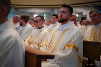 W Wielki Czwartek o godz. 10.00 w naszej Katedrze bp Jan Wątroba przewodniczył Mszy Krzyżma. Jest ona wyrazem jedności i wspólnoty duchowieństwa diecezji. Podczas tej Mszy Świętej biskup poświęcił olej chorych, katechumenów oraz olej krzyżma. Księża koncelebrujący z biskupem Eucharystię odnowili przyrzeczenia kapłańskie. W koncelebrze wzięli udział bp Kazimierz Górny, bp Edward Białogłowski oraz ponad 200 kapłanów z całej diecezji. W Eucharystii wzięli również udział licznie zebrani ministranci, lektorzy, animatorzy, ceremoniarze, członkowie scholi parafialnych i dziewczęcej służby maryjnej. Podczas Mszy Świętej zaśpiewał chór męski pod dyrekcją ks. Andrzeja Widaka. Przy organach zasiadł ks. Julian Wybraniec. fot. Piotr Szorc