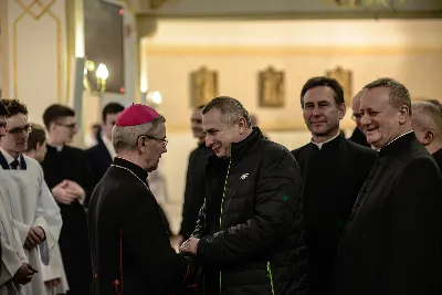 W liturgiczne święto św. Jana Apostoła i Ewangelisty, w katedrze rzeszowskiej duchowni i świeccy modlili się w intencji bp. Jana Wątroby. Eucharystię, której przewodniczył Solenizant, koncelebrowali: bp Kazimierz Górny, bp Edward Białogłowski oraz 56 księży.  fot. Dariusz Kamiński (https://fotografiarzeszow.com.pl)