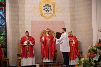 9 kwietnia w Katedrze 42 młodych osób z parafii katedralnej oraz 14 parafii Matki Bożej Częstochowskiej w Rzeszowie (Drabinianka) otrzymało sakrament bierzmowania, którego udzielił bp Jan Wątroba.
Przygotowania młodzieży trwały 2 lata, a odbywały się pod okiem ks. Krzysztofa, ks. Pawła, ks. Szczepana, s. Ewy oraz pani Agnieszki i obejmowały m.in. katechezy, spotkania formacyjne, a także przystąpienie do sakramentu pokuty. We wtorkowy wieczór kandydaci wraz ze swoimi świadkami, rodzicami, chrzestnymi czy też dziadkami zgromadzili się w Katedrze, by prosić o dary Ducha Świętego, umacniające w mężnym wyznawaniu wiary i postępowaniu według jej zasad.
Wszystkich zgromadzonych w świątyni przywitał ks. Krzysztof Gołąbek – proboszcz parafii katedralnej. Mszę Świętą koncelebrowali także ks. Tadeusz Pindara – proboszcz parafii Matki Bożej Częstochowskiej oraz kapłani posługujący w obydwu parafiach.
Następnie prośbę o udzielenie sakramentu bierzmowania zgromadzonym młodym oraz o modlitwę skierowali do Księdza Biskupa rodzice kandydatów.
W homilii bp Jan zachęcił młodych, aby w tym wyjątkowym dniu obrali Ducha Świętego za życiowego przewodnika towarzszącego im przy ważnych wyborach czy podchodzeniu do egzaminów – także tych życiowych. Wyjaśnił również znaczenie imienia Ducha Świętego – Paraklet – które tłumaczone z jęz. greckiego oznacza obrońcę, adwokata – nigdy prokuratora, nawet nie sędziego.
Będziecie moimi świadkami, gdy was umocni Duch Święty – mówi Pan Jezus. Niech nie będzie niedzieli i uroczystości bez udziału we Mszy Świętej – to jest moment dawania świadectwa. Właśnie przez zaangażowane, pełne uczestnictwo w najpiękniejszej modlitwie, jaką ma Kościół, czyli w Mszy Świętej, zdacie egzamin ze swojej dojrzałości chrześcijańskiej.
Na koniec celebrans odwołał się do obchodzonej poprzedniego dnia Uroczystości Zwiastowania Pańskiego i postawy Maryi wobec planu Bożego w Jej życiu oraz drogi, przez którą prowadził Ją Duch Święty. Podkreślił, że właśnie Maryja uczy, jak być uczennicą Ducha Świętego.
Po homilii miało miejsce odnowienie przyrzeczeń chrzcielnych. Następnie odbyła się najważniejsza część uroczystości – modlitwa Księdza Biskupa oraz namaszczenie krzyżmem każdego kandydata.
Sakrament bierzmowania jest koniecznym dopełnieniem sakramentu chrztu i wiąże się również z obraniem konkretnego patrona, którego życie i przymioty są wzorem dla młodego człowieka otrzymującego Ducha Świętego. Kandydat do bierzmowania ma więc okazję wybrać sobie świętego czy błogosławionego, którego droga do świętości najbardziej go zachwyciła. Może być to patron, którego imię nosi już od chrztu; może też wybrać sobie drugiego patrona. 
W związku z tym podczas namaszczenia krzyżmem biskup zwraca się do bierzmowanego nowo wybranym imieniem.
Po liturgii sakramentu bierzmowania miała miejsce modlitwa powszechna i liturgia eucharystyczna. Na koniec młodzi złożyli podziękowania Księdzu Biskupowi, Księżom Proboszczom oraz wszystkim, którzy poprzez swój wkład, posługę i zaangażowanie przyczynili się do przygotowania oraz przeżycia tej wyjątkowej uroczystości. Pamiątką było wspólne zdjęcie po zakończonej Mszy Świętej.
Posługę muzyczną w czasie uroczystości pełniła Katedralna Schola Liturgiczna pod dyrekcją ks. Juliana Wybrańca.

fot. Leszek Drzał
