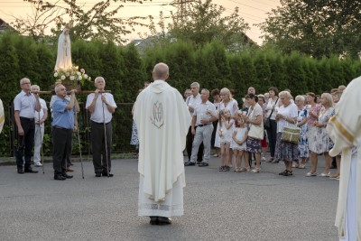 We wtorek 13 lipca przeżywaliśmy uroczyste Nabożeństwo Fatimskie. Naszym modlitwom przewodniczył ks. Patryk Chmielewski SDB. O godz. 18.40 zostały przedstawione prośby i podziękowania do Matki Bożej Fatimskiej, w intencji których sprawowana była także Msza Święta. Po Mszy Świętej wyruszyła procesja z figurą Matki Bożej. Nabożeństwo zakończył Apel Jasnogórski. fot. Joanna Prasoł