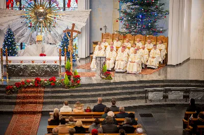 6 stycznia 2022 r., w Uroczystość Objawienia Pańskiego, o godz. 12.00 w katedrze rzeszowskiej została odprawiona Msza św. w intencji bp. Kazimierza Górnego i bp. Edwarda Białogłowskiego, którzy przeżywali kolejno 37. i 34. rocznicę konsekracji biskupich. Mszy św. przewodniczył bp Jan Wątroba. Eucharystię koncelebrował abp Edward Nowak, bp Kazimierz Górny, bp Edward Białogłowski i 30 księży. Podczas Mszy św. śpiewał Katedralny Chór Chłopięco-Męski Pueri Cantores Resovienses. Biskup Kazimierz Górny urodził się 24 grudnia 1937 r. w Lubniu. W 1960 r. przyjął święcenia kapłańskie. 6 stycznia 1985 r. w Bazylice św. Piotra w Rzymie przyjął święcenia biskupie z rąk Jana Pawła II. Jako zawołanie przyjął słowa „Omnia Tibi”. Do 1992 r. pełnił funkcję wikariusza generalnego archidiecezji krakowskiej. Od 1992 do 2013 r. był ordynariuszem diecezji rzeszowskiej. Biskup Edward Białogłowski urodził się 8 stycznia 1947 r. w Rzeplinie. W 1972 r. przyjął święcenia kapłańskie. 6 stycznia 1988 r. w katedrze przemyskiej przyjął święcenia biskupie z rąk bp. Ignacego Tokarczuka. Jako zawołanie przyjął słowa „In virtuti Spiritus Sancti”. Od 1992 r. pełni zadania biskupa pomocniczego diecezji rzeszowskiej. fot. Paulina Lęcznar