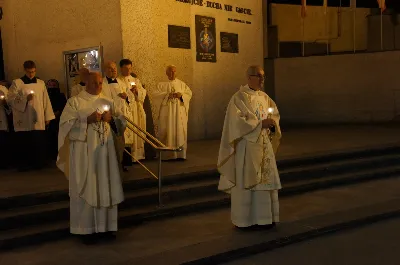 W niedzielę 13 września przeżywaliśmy uroczyste Nabożeństwo Fatimskie. Mszy Świętej przewodniczył i homilię wygłosił ks. Michał Bator - proboszcz parafii pw. Św. Michała Archanioła w Rzeszowie. O godz. 18.40 zostały przedstawione prośby i podziękowania do Matki Bożej Fatimskiej, w intencji których sprawowana była także Msza Święta. Po Mszy Świętej wyruszyła procesja różańcowa z figurą Matki Bożej. Modlitwę różańcową prowadził ks. Dominik Kiełb wraz z parafianami parafii pw. Św. Michała Archanioła w Rzeszowie. Nabożeństwo zakończył Apel Jasnogórski. fot. Rafał Waszczak 