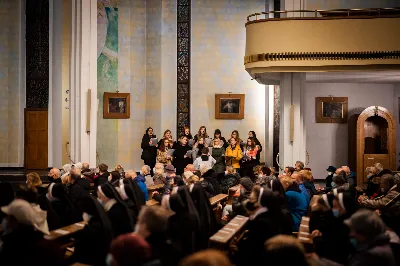 Mszy Świętej w święto Ofiarowania Pańskiego przewodniczył bp Jan Wątroba. W Eucharystii z okazji Dnia Życia Konsekrowanego uczestniczyli przedstawiciele sióstr i braci zakonnych, pustelnic, dziewic i wdów konsekrowanych oraz członków instytutów świeckich. Eucharystię koncelebrował ks. Stanisław Kamiński, wikariusz biskupi ds. zakonnych, a także 8 kapłanów. Homilię wygłosił bp Jan Wątroba. Śpiew podczas Mszy Świętej prowadziła Katedralna Schola Liturgiczna pod kierunkiem ks. Juliana Wybrańca przy akompaniamencie organowym Wiesława Siewierskiego. Fot. Paulina Lęcznar