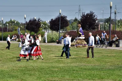 30 sierpnia 2020 r. do Parku Papieskiego w Rzeszowie na diecezjalne dożynki przyjechało 49 delegacji z dożynkowymi wieńcami.  Już o godz. 11.00 plac przed znajdującą się w Parku Papieskim sceną wypełniły delegacje z parafii diecezji rzeszowskiej. W sumie zarejestrowano 49 delegacje. Tegoroczną obsługę dożynek, w tym przygotowanie liturgii, zapewnili wierni i duszpasterze z dekanatu Sokołów Małopolski. O godz. 11.30 prof. Kazimierz Ożóg, mieszkaniec Górna, zaprezentował kilka myśli na temat chleba i godności pracy rolnika. Na scenie wystąpił zespół „Młody Duch i Przyjaciele” kierowany przez Dariusza Kosaka. Przed rozpoczęciem Mszy św. ks. Jerzy Uchman, diecezjalny duszpasterz rolników, przywitał przybyłych do Rzeszowa rolników, ogrodników, sadowników i pszczelarzy, wśród nich starostów dożynek Jerzego i Zofię Bednarzów z Kamienia, a także obecnych na Mszy św. parlamentarzystów, władze państwowe i samorządowe, służby mundurowe oraz poczty sztandarowe. Mszy św. przewodniczył bp Edward Białogłowski. W koncelebrze uczestniczył bp Kazimierz Górny oraz czternastu księży. W długiej procesji z darami do ołtarza podeszły delegacje wszystkich obecnych parafii przynosząc chleby i owoce. Dary te zostały przekazane Rzeszowskiemu Towarzystwu Pomocy im. św. Brata Alberta. Na zakończenie liturgii bp Białogłowski pobłogosławił przyniesione płody ziemi oraz ziarno na zasiew. Po błogosławieństwie poszczególne delegacje, przedstawiane przez ks. Jana Szczupaka, wikariusza biskupiego ds. społecznych, prezentowały swoje wieńce.  fot. ks. Tomasz Nowak